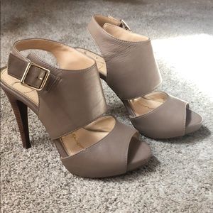 Jessica Simpson taupe “Carriee” leather heels